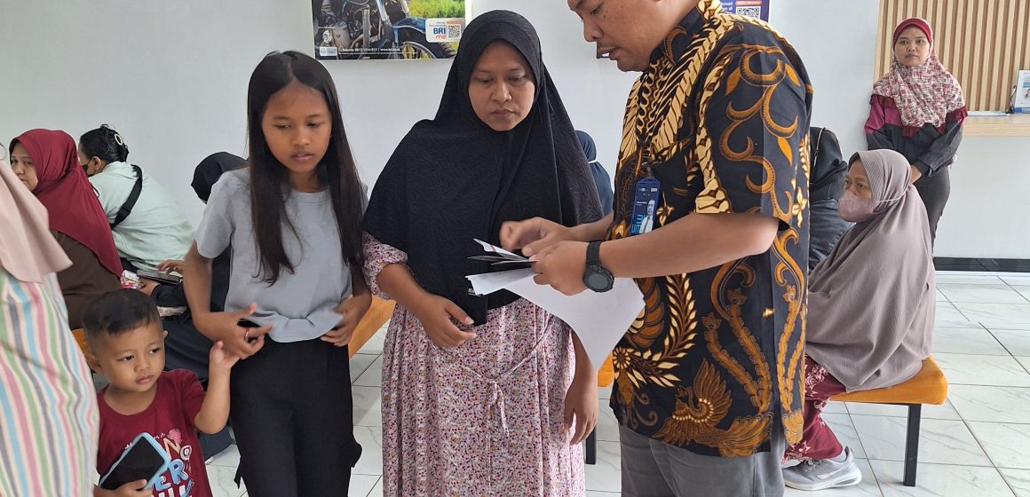 BRI Unit Pekapuran Cimanggis Salurkan Dana PIP ke Beberapa Siswa Penerima Bantuan