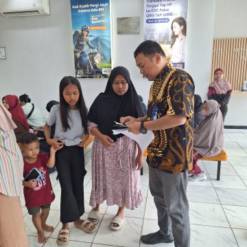 BRI Unit Pekapuran Cimanggis Salurkan Dana PIP ke Beberapa Siswa Penerima Bantuan