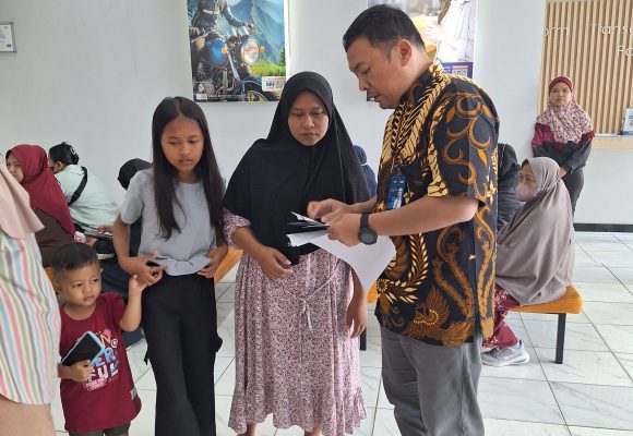 BRI Unit Pekapuran Cimanggis Salurkan Dana PIP ke Beberapa Siswa Penerima Bantuan