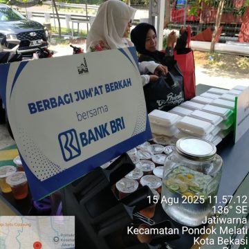 Ratusan Jamaah Nikmati Program Berbagi Jumat Berkah Bersama BRI di Masjid Sophia
