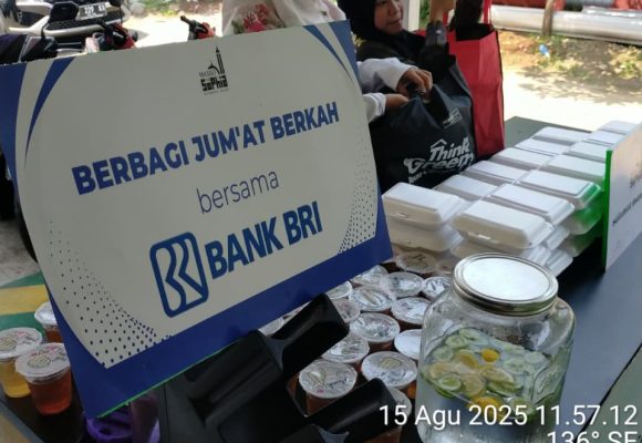 Ratusan Jamaah Nikmati Program Berbagi Jumat Berkah Bersama BRI di Masjid Sophia