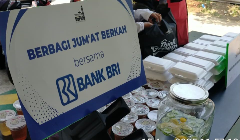 Ratusan Jamaah Nikmati Program Berbagi Jumat Berkah Bersama BRI di Masjid Sophia